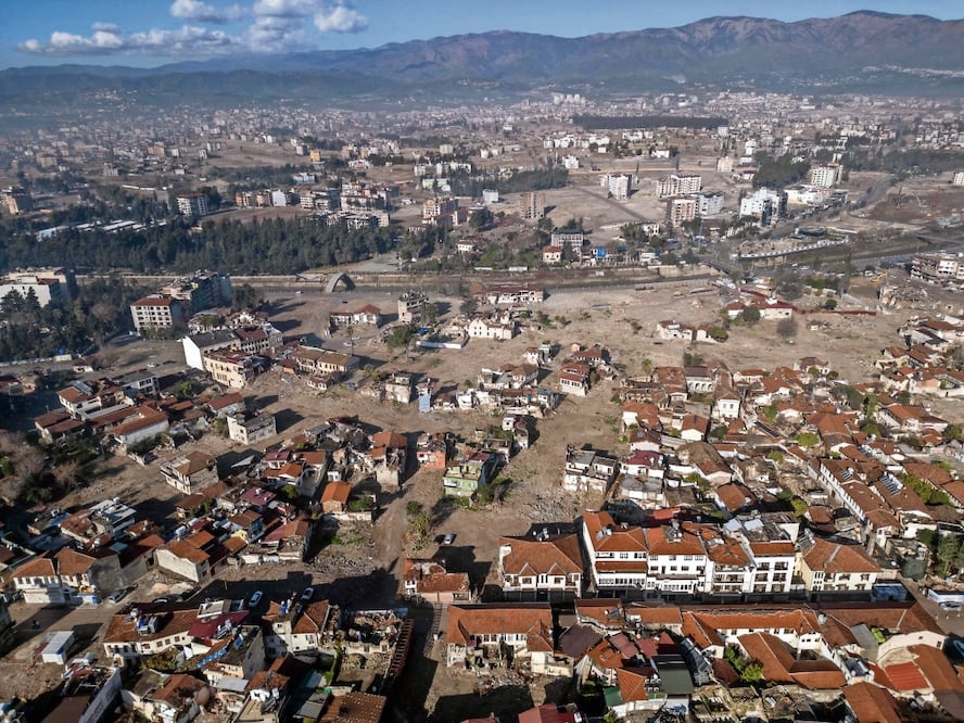 Una vista general de los edificios dañados en Hatay. El 6 de febrero de 2023, un terremoto de magnitud 7.8 mató a más de 43 mil personas en el sureste de Turquía y 6 mil 680 al otro lado de la frontera con Siria. Foto: Archivo AFP
