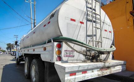 Vecinos, pipas, vehículos de carga y hasta transporte público, acuden a tomas clandestinas de Ecatepec para abastecerse de agua