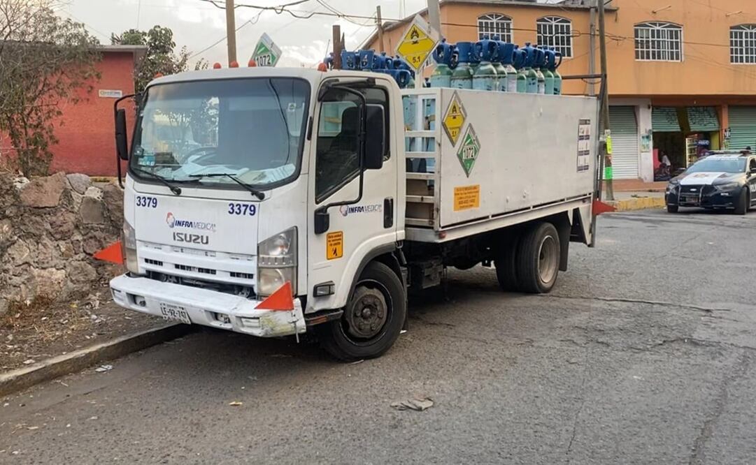 Unidad que transportaba tanques de oxígeno medicinal y fue asaltada por varios sujetos en la colonia Lomas de Atzolco. Foto: Especial