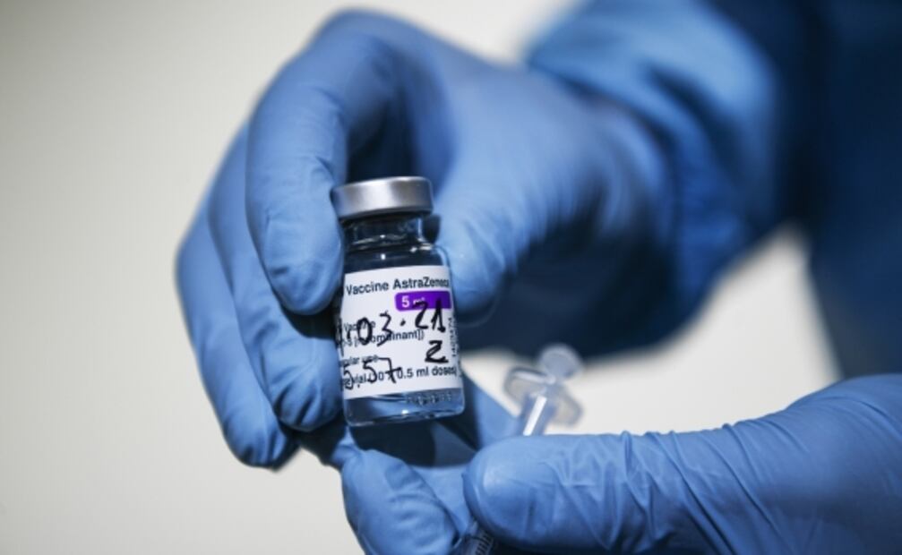 Vacuna de AstraZeneca, combate variante británica del Covid: estudio