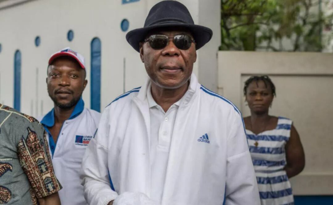 El expresidente de Benín, Boni Yayi, se encuentra en la entrada de la casa del expresidente de Benín, Nicéphore Soglo, el 19 de abril de 2019, en el distrito de Cadjehoun, Cotonú. Foto: AFP
