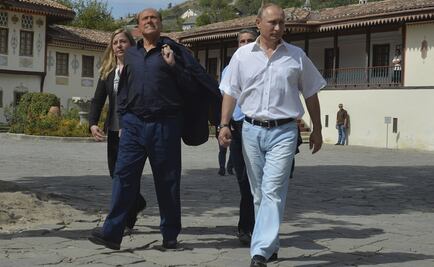 Putin presume Crimea a su amigo Berlusconi