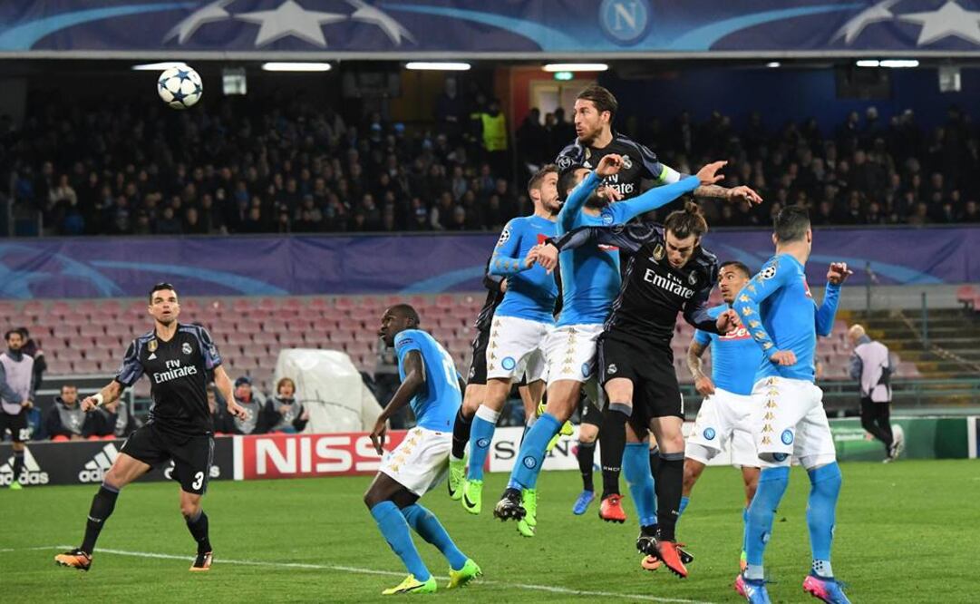 Sergio Ramos anota uno de sus dos goles ante el Nápoles. AP