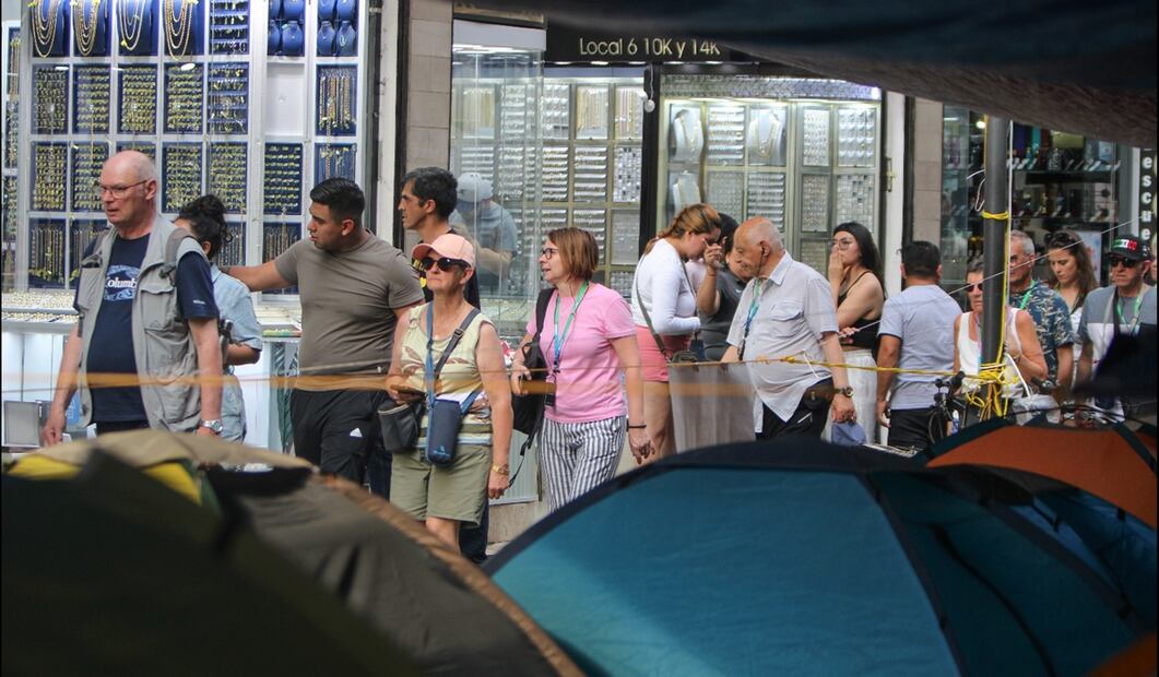 El plantón de maestros de la CNTE que se instaló en el Zócalo se extendió por calles del primer cuadro de la Ciudad de México, el martes 20 de mayo de 2025. Foto: Darío Luna/EL UNIVERSAL