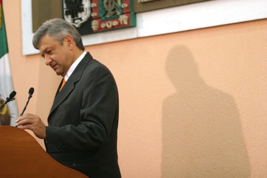 El jefe de gobierno Andrés Manuel López Obrador durante su conferencia de prensa en donde negó nuevamente tener alguna relación con Carlos Ahumada y Gustavo Ponce. Agencia.