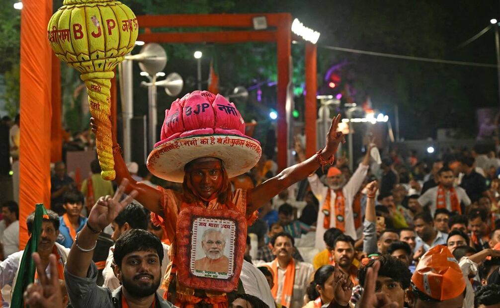 Los partidarios del Partido Bharatiya Janata (BJP) aplauden mientras escuchan al Primer Ministro de la India, Narendra Modi, para celebrar la victoria del partido en las elecciones generales del país, en Nueva Delhi. Foto:AFP