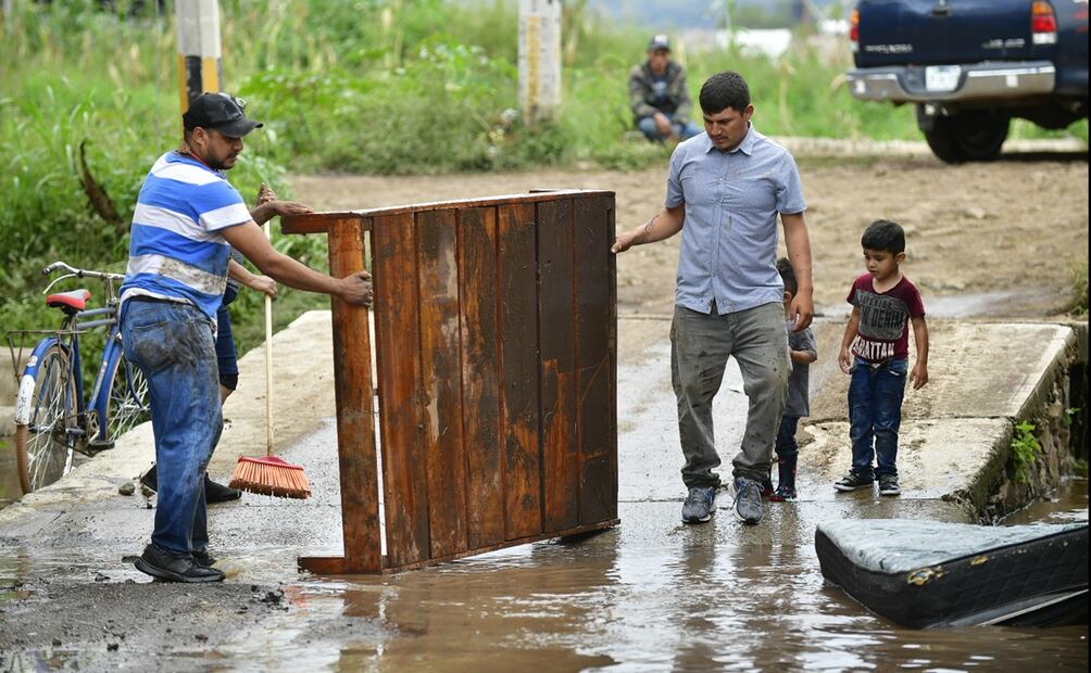 Personas sacan sus pertenencias en una zona afectada por una inundación provocada por el desbordamiento del río Tajo, en el municipio de Tototlán, Jalisco, el lunes 29 de septiembre de 2025. Foto: EFE