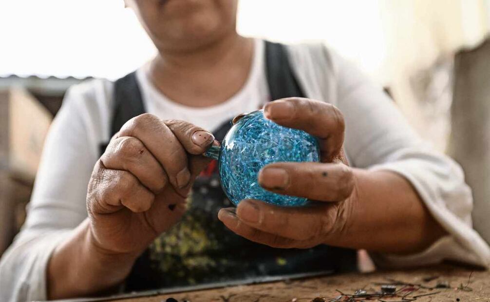 Doña Josefina dice que sus esferas
son completamente chilangas. Foto: Gabriel Pano / EL UNIVERSAL