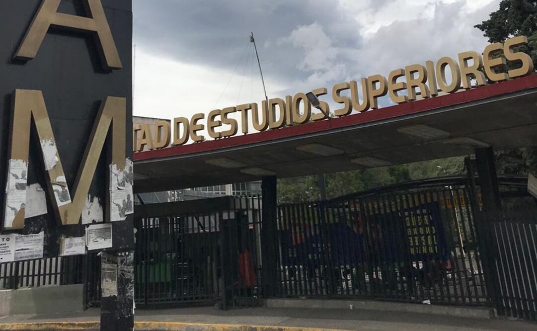 Una alumna logró someter a un presunto conductor de taxi de aplicación tipo Didi, cuando este le exigió que le entregara todo lo que llevaba al llegar a la Facultad de Estudios Superiores (FES Acatlán). Foto: Especial.