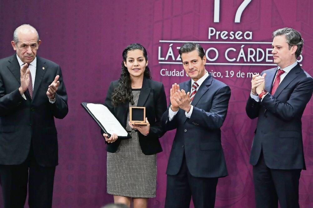 El presidente Enrique Peña Nieto entregó ayer la Medalla Lázaro Cárdenas 2017, en el marco del Día del Politécnico. El mandatario recordó que su padre egresó como ingeniero del IPN y trabajó en la Comisión Federal de Electricidad (ARIEL OJEDA)
