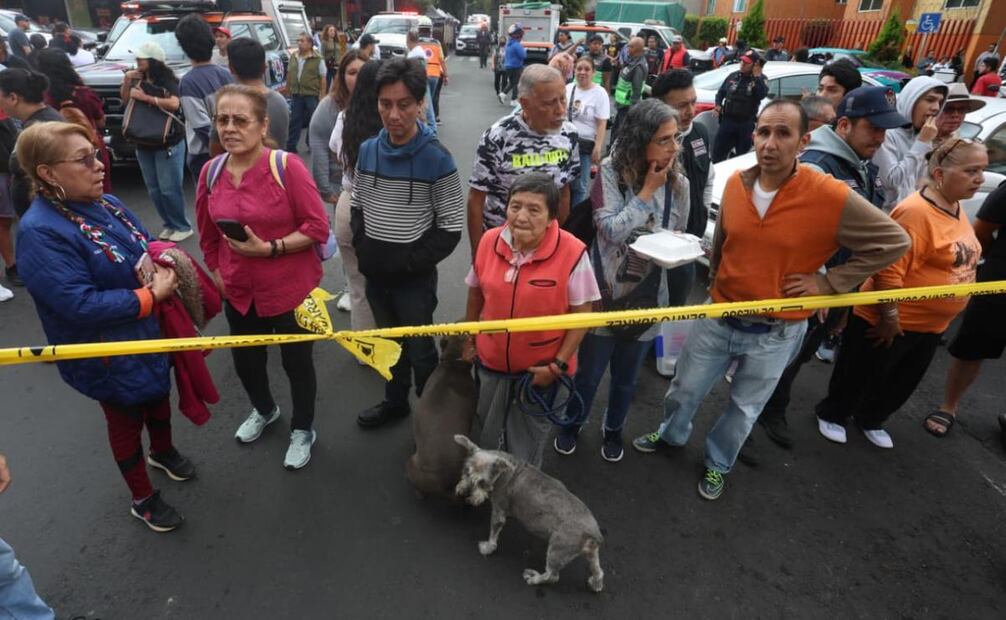 La alcaldía confirmó cuatro lesionados que han sido trasladados para ser atendidos a tres hospitales mientras que vecinos aledaños a la zona han sido evacuados.
Foto: Luis Camacho | El Universal