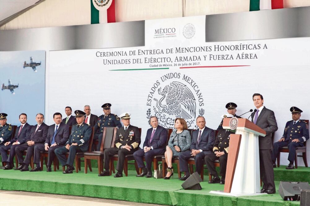 El presidente Enrique Peña Nieto entregó 66 menciones honoríficas y reconocimientos a miembros del Ejército, la Armada y la Fuerza Aérea, y destacó que los militares realizan sus tareas con respeto a los derechos humanos. (PRESIDENCIA)