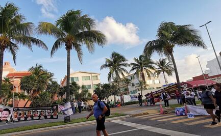 Madres buscadoras bloquean bulevar en zona turística de Cancún; demandan destitución del Fiscal de Quintana Roo