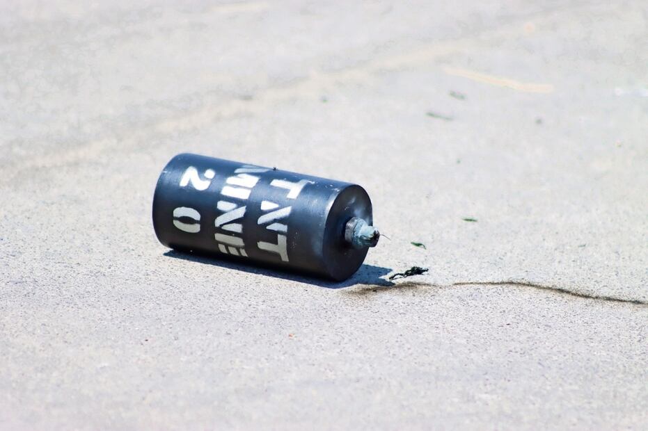 Un artefacto explosivo fue lanzado a la Delegación Norte de la Policía de Celaya; éste no estalló. Foto: Especial