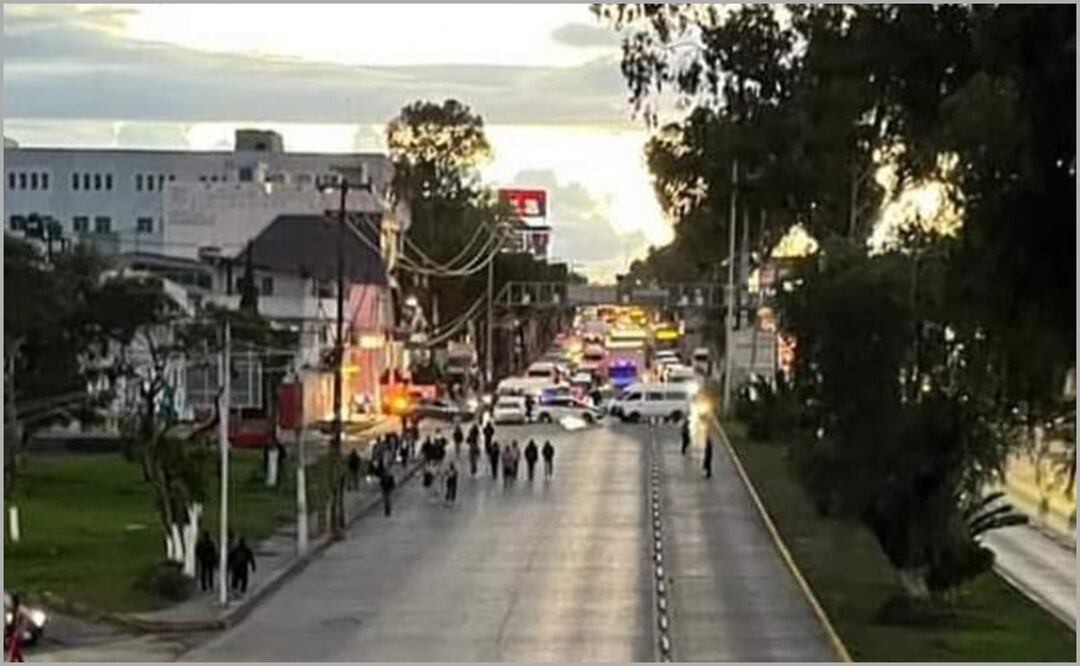 Hay presencia de manifestantes bloqueando la Vía José López Portillo y la Avenida Central provocando caos vial. Foto: Especial