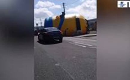 Minion provoca caos en carretera