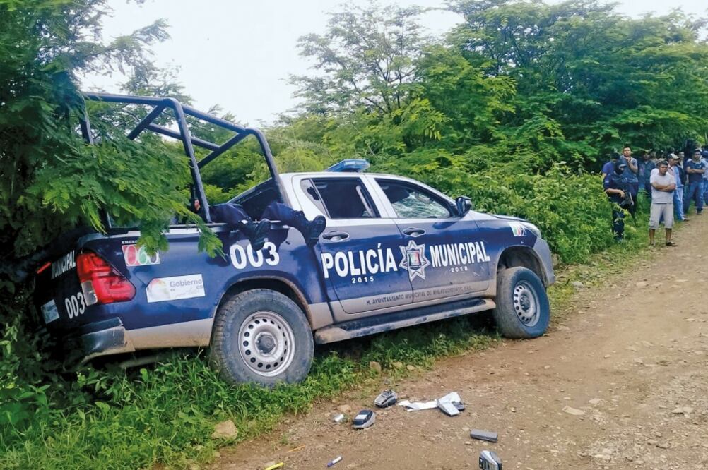 El grupo de uniformados y personal de Bansefi pasaban por la comunidad de Zompazolco cuando un grupo armado los emboscó. De acuerdo con una fuente, los policías fueron enfrentados por unos 15 hombres que los atacaron por tres frentes. (CORTESÍA)