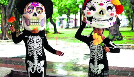 Maestra extiende la tradición de las calaveras cabezudas