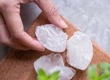 Cómo usar la piedra de alumbre para tratar la piel con estrías