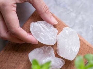 Cómo usar la piedra de alumbre para tratar la piel con estrías