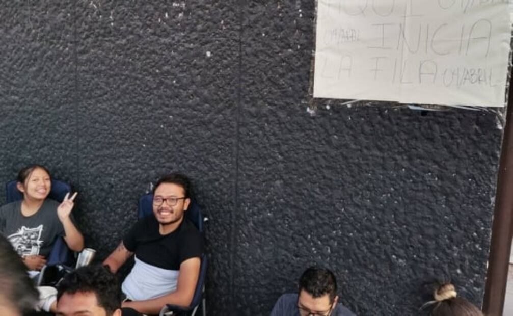 Acampan fans afuera del Foro Sol para ver a Coldplay: "Nos empezamos a formar desde las siete de la mañana"