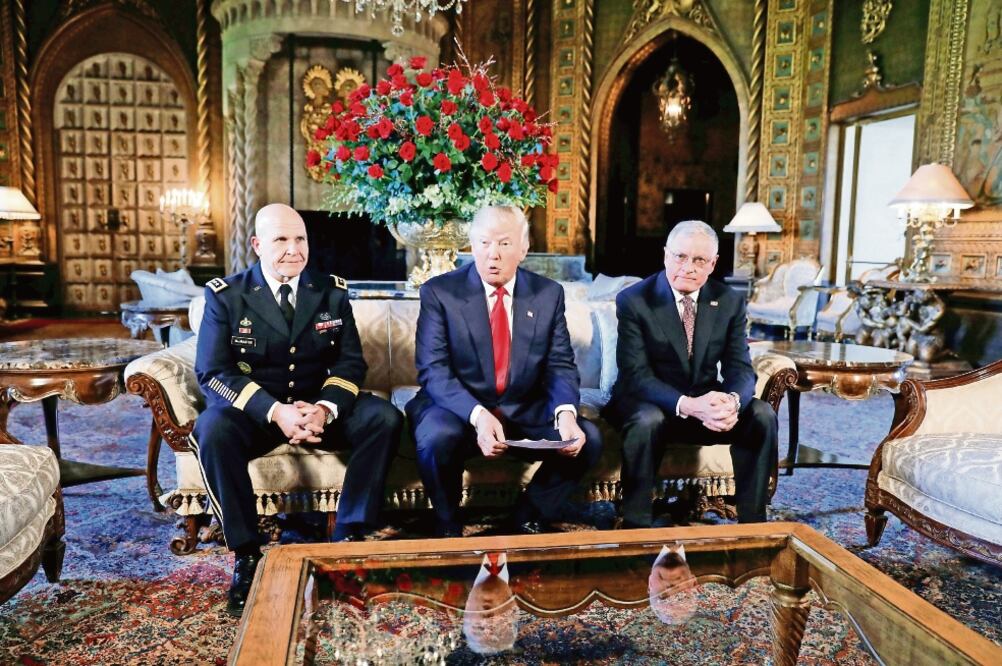 El presidente Donald Trump durante el anuncio de que H.R. McMaster (izq.) será el asesor de seguridad, junto con Keith Kellogg (der.), jefe del gabinete del NSC (KEVIN LAMARQUE. REUTERS)