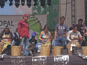 “Solo ellos pueden limpiar nopales así”; compiten en Milpa Alta desespinar verdura