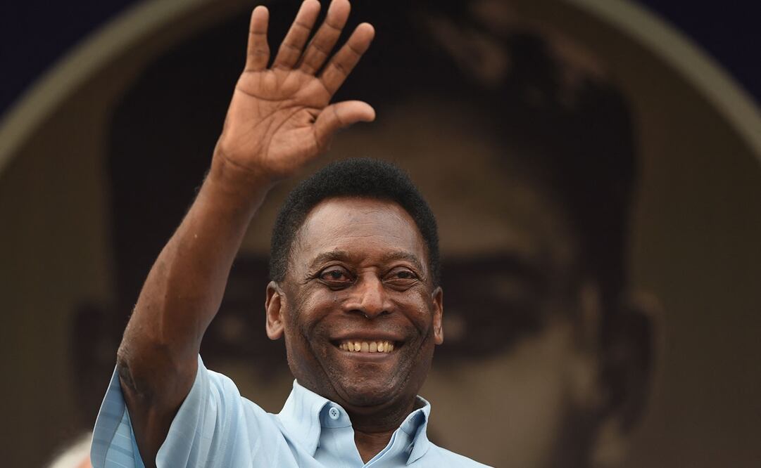 Pelé saludando a sus aficionados - FOTO: AFP