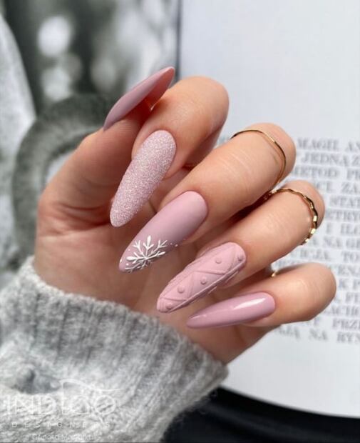 Diseños de uñas acrílicas para Navidad que amarás