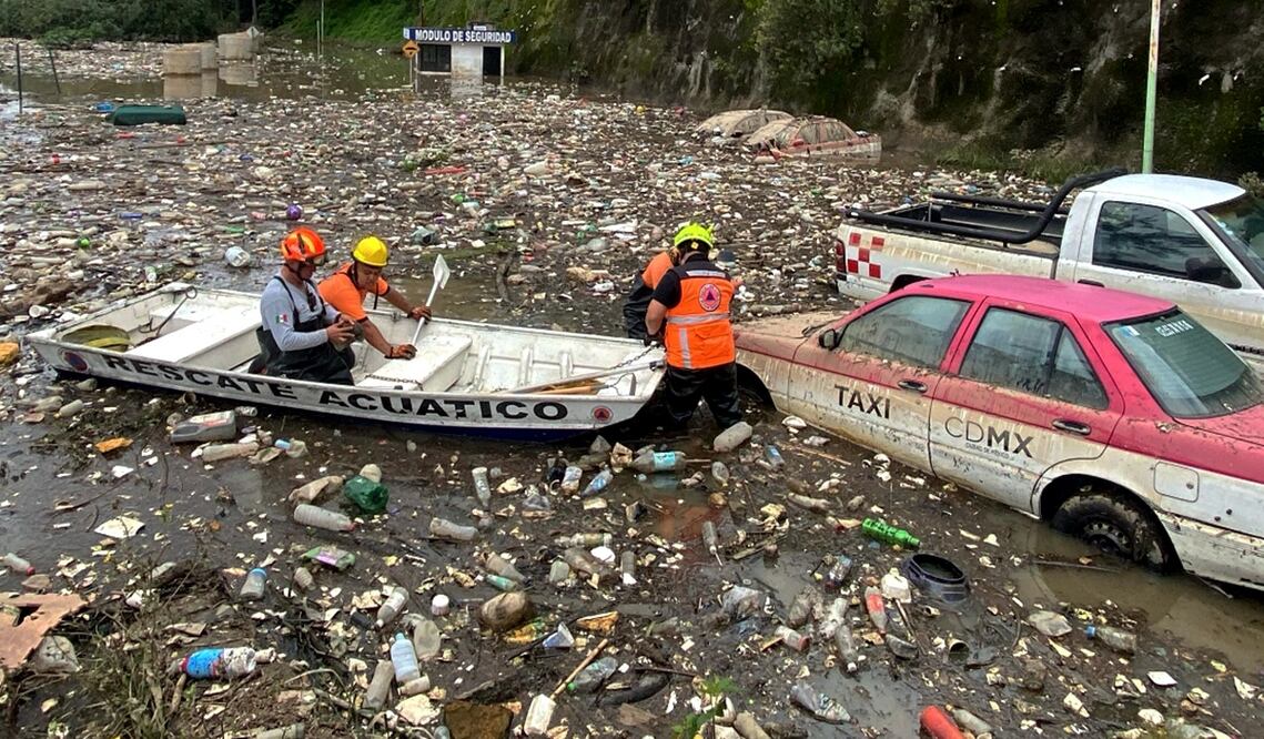 Elementos de Protección Civil rescatan cuatro autos atrapados en la presa Río Mixcoac en la alcaldía Álvaro Obregón tras las lluvias intensas del pasado domingo en la Ciudad de México, el 30 de junio de 2025. Foto: Juan Carlos Williams/EL UNIVERSAL