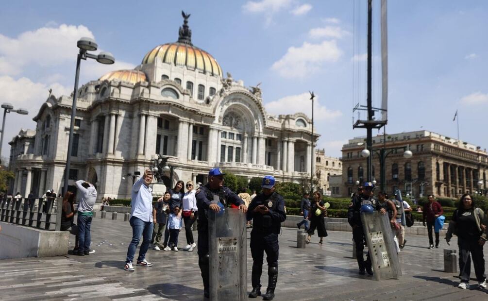 Comerciantes ambulantes dejan la Alameda Central; se instalan en la Plaza de la Solidaridad. Foto: Diego Simón