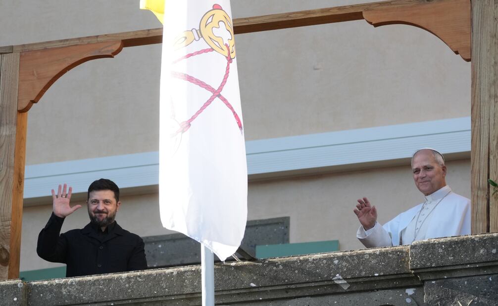 El presidente de Ucrania, Volodimir Zelensky, y el papa León XIV, saludan a periodistas durante su reunión en Castel Gandolfo, Italia, el martes 9 de diciembre de 2025. Foto: AP
