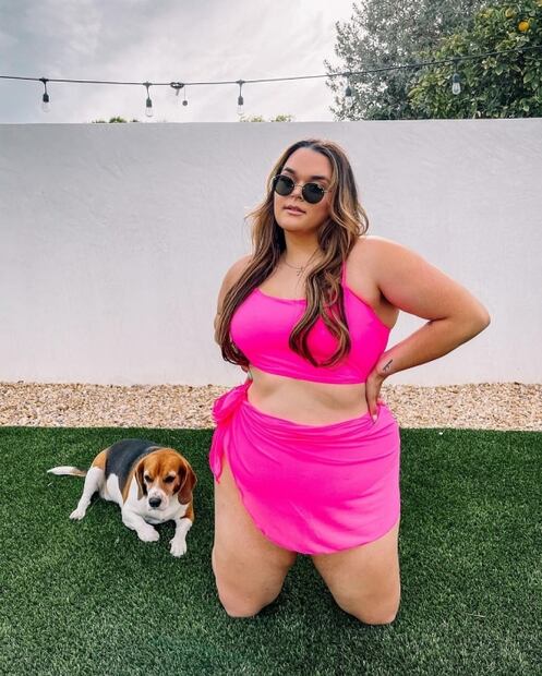 La hija menor de Jenni Rivera presume su figura en bikini neón