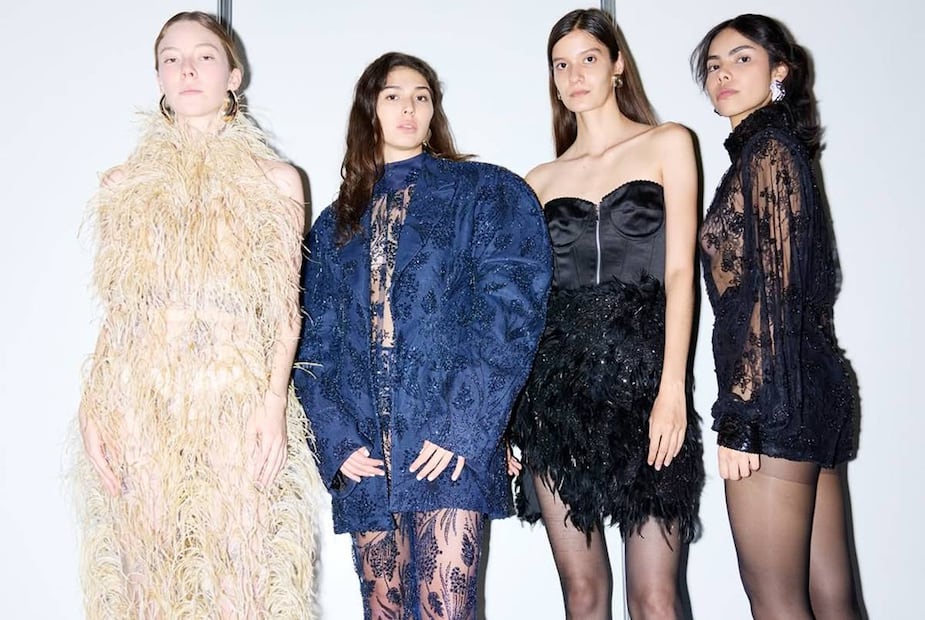 Las plumas son protagonistas de la colección que presentó Elizabeth Silva en Intermoda. Foto: Especial. Instagram @elizabethsilvamx