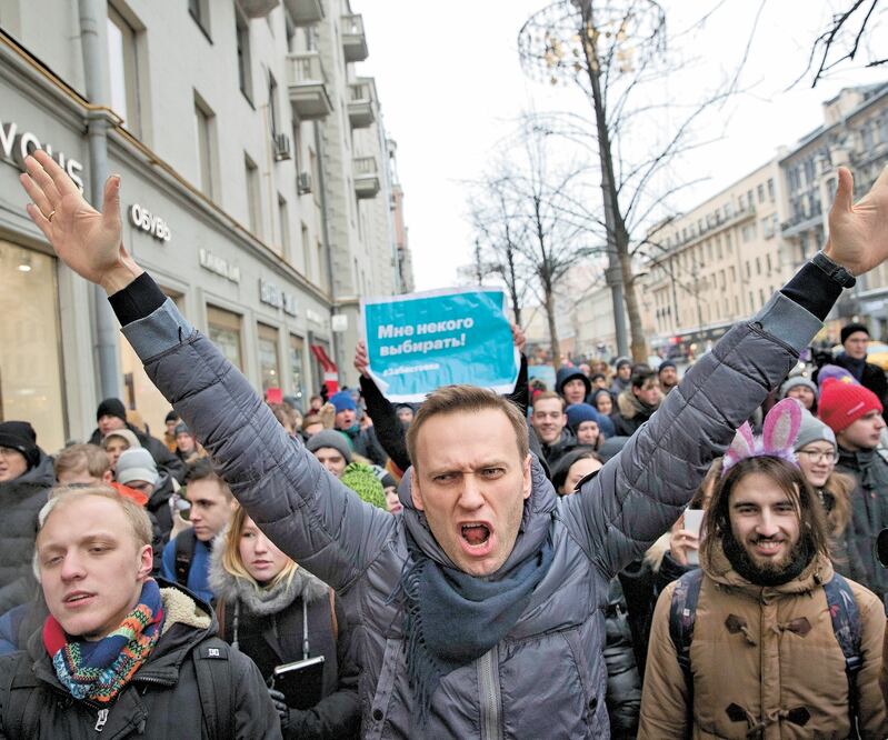 Alexei Navalni, líder opositor ruso (centro), el pasado 28 de enero en una manifestación en Moscú. Él está hospitalizado en grave estado de salud en un hospital de Berlín tras ser evacuado de Rusia. EVGENY FELDMAN. AP