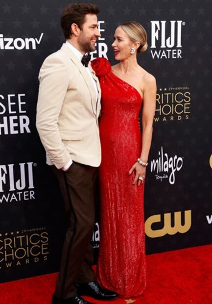 Emily Blunt y John Krasinski rompieron los rumores de una separación en su paso por la entrega de los Critics Choice Awards. Foto: AFP