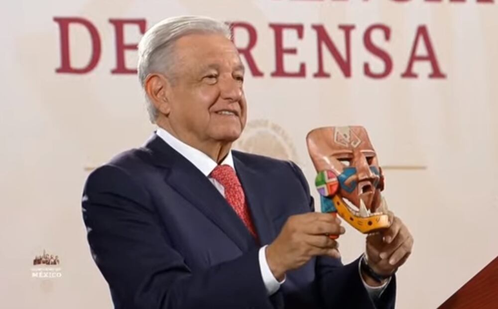 AMLO recibe en su mañanera una artesanía que le enviaron, tras su reciente visita a Chichén Itzá. Foto: Captura de pantalla