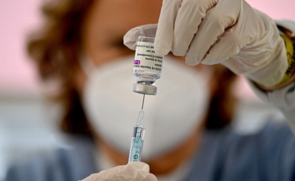 Investigan “residuos” detectados en vacunas de AstraZeneca