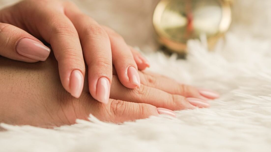 La queratina o vitamina B7 estimula el crecimiento de las uñas y el cabello. Foto: Unsplash