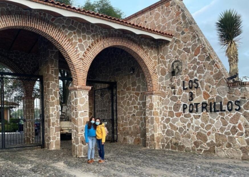 Así es el imperio de los Fernández; desde taxis aéreos, hasta centro de planchado