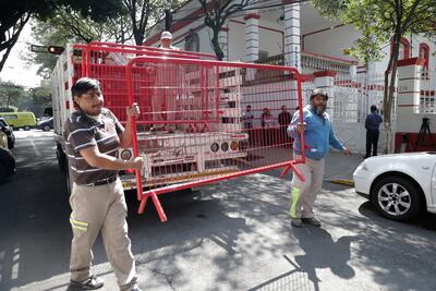 Colocan vallas metálicas a las afueras de la casa de transición de AMLO