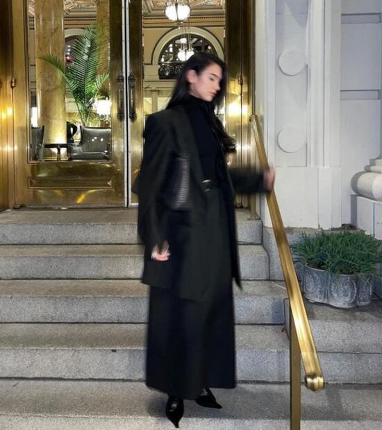 Dua Lipa impacta con traje oversize y suéter cuello de tortuga