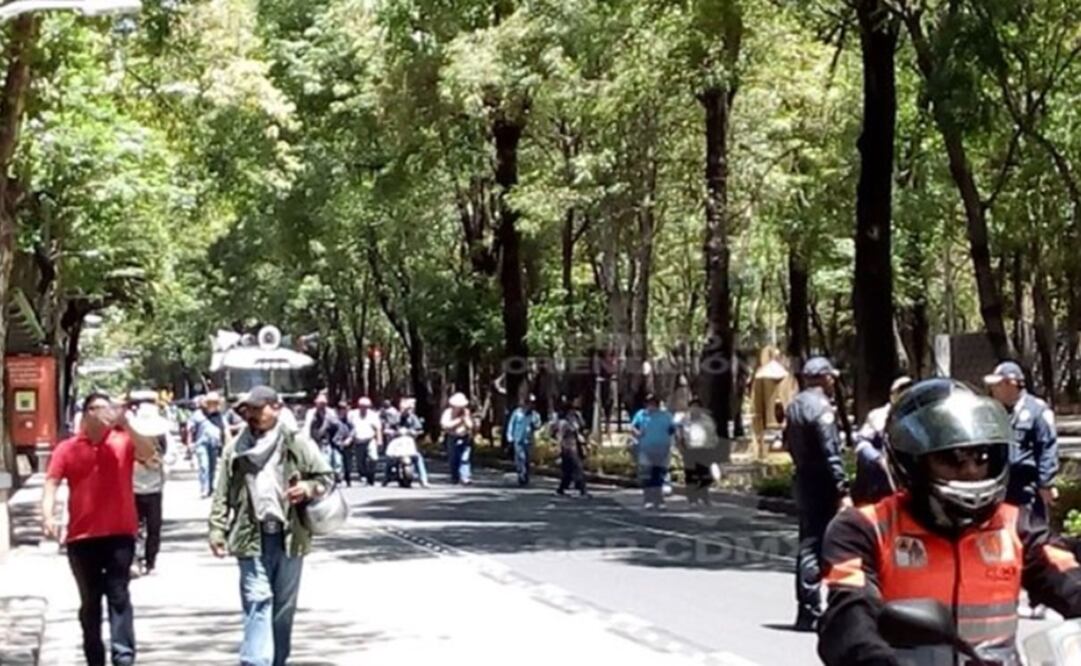 Manifestantes caminan sobre Paseo de la Reforma rumbo a la Segob; hay cierre de estaciones en el Metrobús (Foto: tomada de Twitter @OVIALCDMX )