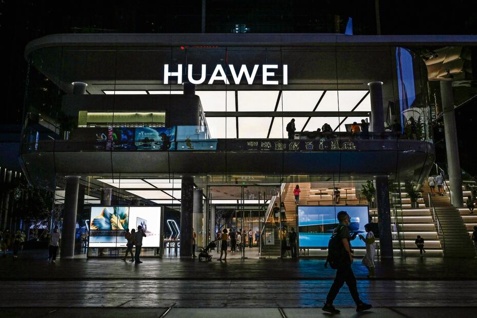 En 2022, la administración Biden informó que quedaba prohibido importar y vender equipos y servicios de varias empresas chinas, incluida Huawei. Foto: Jade Gao | AFP