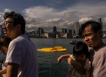 Cuaaac... Se desinfla uno de los patos gigantes en Hong Kong
