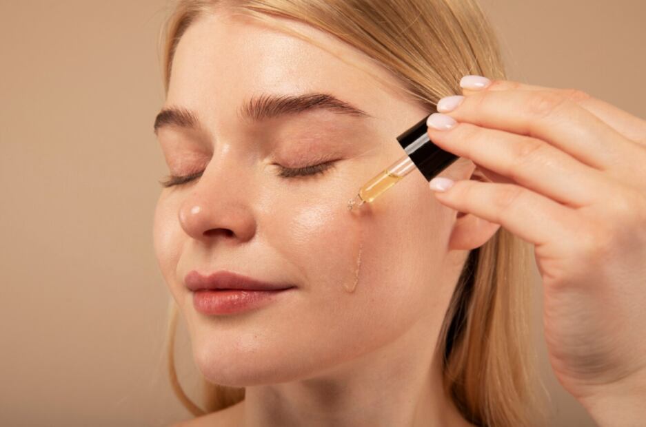 Los serums con bakuchiol son ideales para hidratar la piel sensible sin irritarla. Foto: Freepik