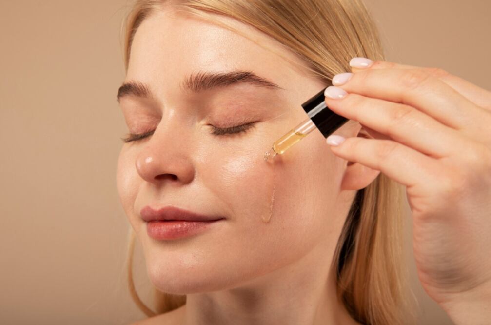 No todos los cutis toleran el retinol, aprende a conocer tu piel antes de usarlo. Foto: Freepik