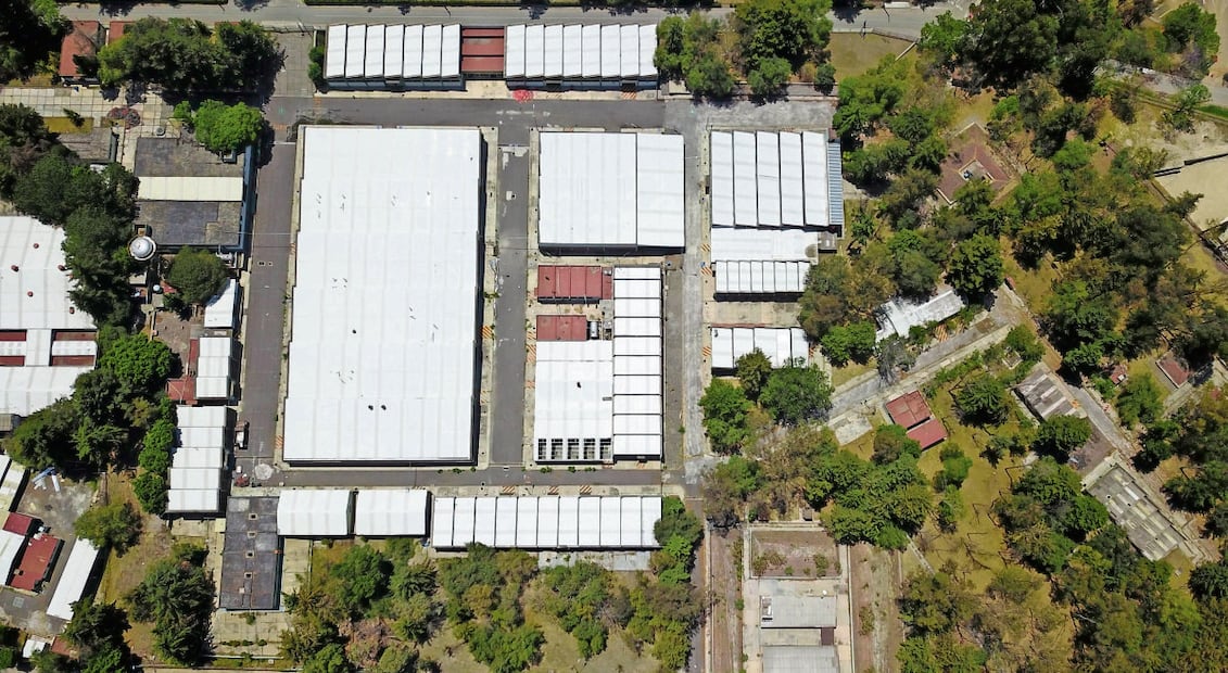 Izquierda: vista aérea de la Bodega Nacional registrada hace ocho meses; derecha, fotografía de hace unos días. Foto: Archivo / EL UNIVERSAL