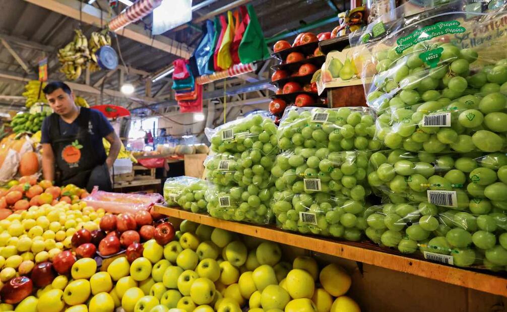Algunos locatarios argumentaron que los agricultores pusieron un precio alto, por eso la uva está cara, pero es posible que baje la próxima semana. Foto: Fernanda Rojas / EL UNIVERSAL