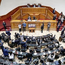 Maduro “usurpa” poder en Venezuela, declara Asamblea